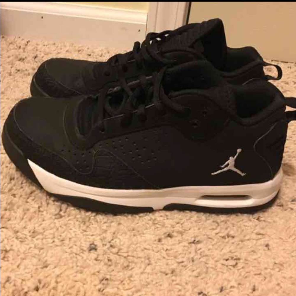 Like new black and white Jordans